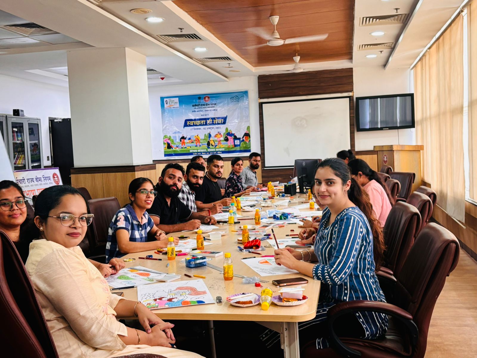 स्वच्छता ही सेवा पखवाड़ा के अंतर्गत आज दिनांक 26.09.24 को क्षेत्रीय कार्यालय चंडीगढ़ में पोस्टर कम स्लोगन राइटिंग प्रतियोगिता आयोजित की गई जिसमें कुल 20 प्रतिभागियों ने भाग लिया और अपनी ललित कला विधा के माध्यम स्वच्छता के महत्व को दर्शाया।